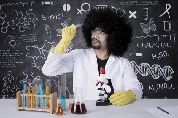 Araştırmacı bir mikroskop slayt incelenmesi