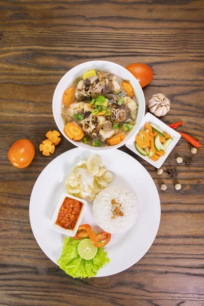 Sopa de arroz e rabo de boi na mesa — Fotografia de Stock