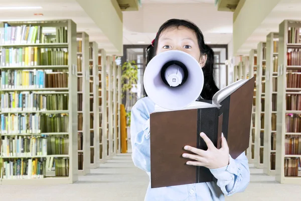 Schoolmeisje spreken met een megafoon — Stockfoto