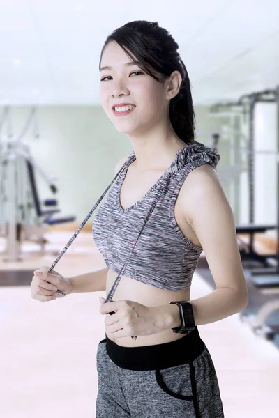 Slim young woman smiling at gym — Stock Photo, Image