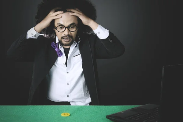 Homem estressado perde no poker online — Fotografia de Stock