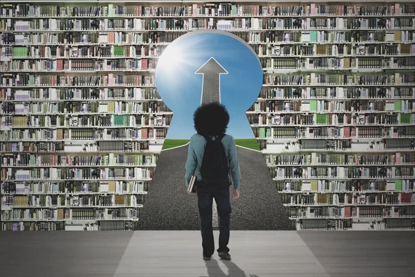 Student doorloopt boekenplank en sleutelgat — Stockfoto