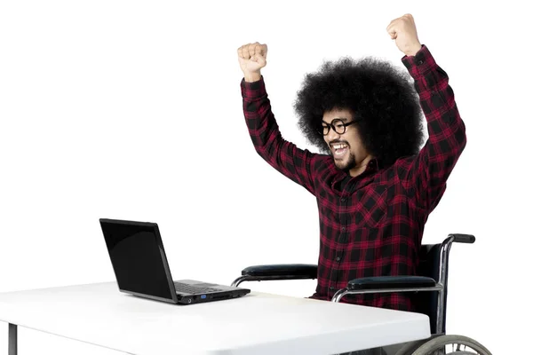 El exitoso hombre afro se sienta en una silla de ruedas — Foto de Stock