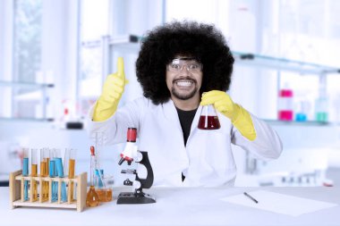 Ok işareti ve kimyasal sıvı ile başarılı bilim adamı