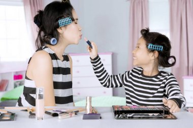 Kadın ve kızı ruj 