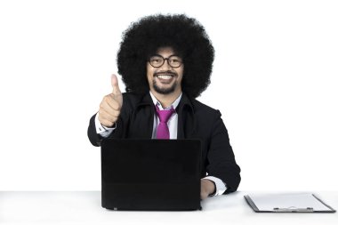 Başparmak genç Afro işadamı ortaya