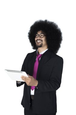 Dijital tablet kullanan genç bir işadamı