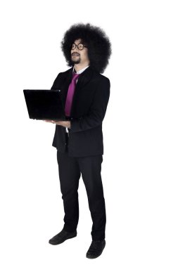 Genç iş adamı dizüstü bilgisayar kullanıyor.