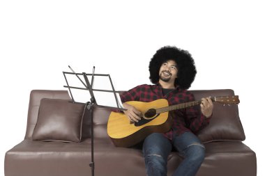 Gitar çalan genç adam