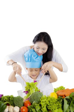 Genç anne ve oğlu bir salata karıştırma