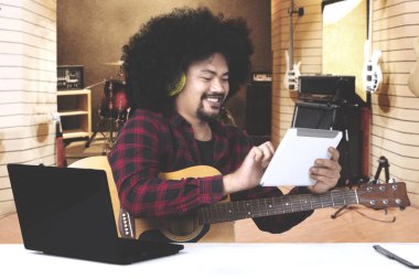 Genç müzisyen dijital tablet kullanma