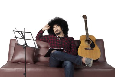 Genç müzisyen bir şarkı yazma