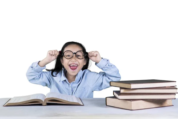 Succesvolle elementaire student met boeken — Stockfoto
