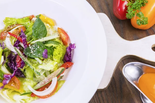 Salada saborosa em uma chapa — Fotografia de Stock