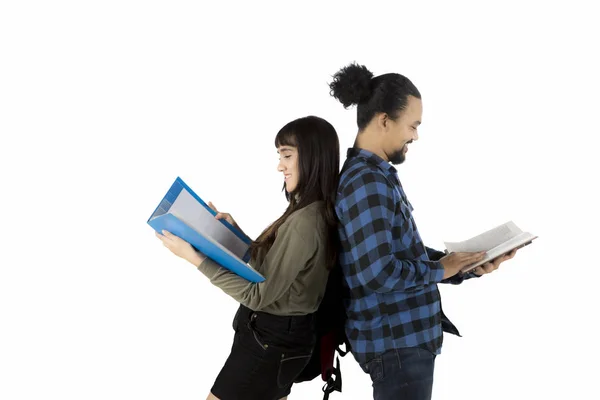 Dos estudiantes de diversidad estudiando juntos — Foto de Stock