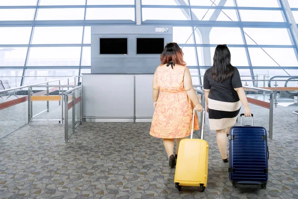 Dwa grube kobiety z walizkami — Zdjęcie stockowe