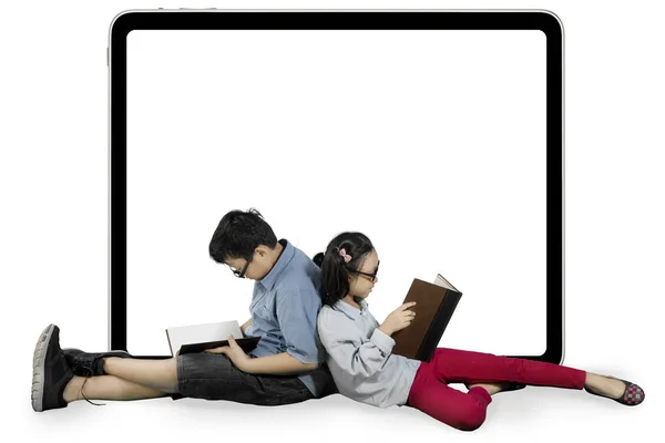 Two nerdy students with books and whiteboard — Stock Photo, Image