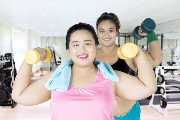 Dos mujeres con sobrepeso en el gimnasio — Foto de Stock