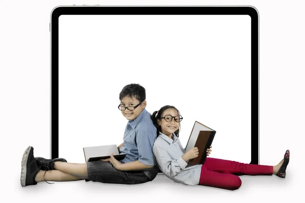 Twee studenten zitten in de buurt van een leeg reclamebord — Stockfoto
