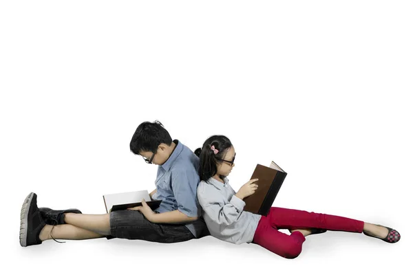 Twee studenten met boeken in de studio — Stockfoto