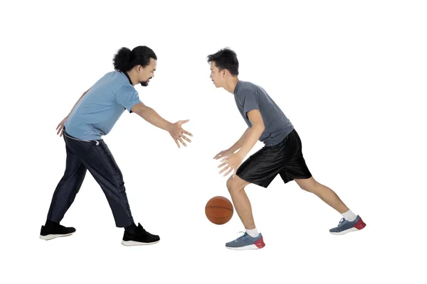 Два молодых человека играют в баскетбол — стоковое фото