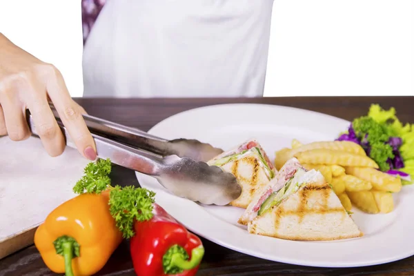 Mujer sirviendo sándwich con papas —  Fotos de Stock