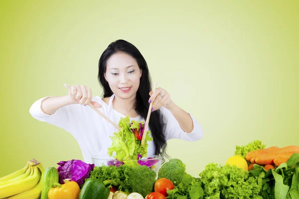 Sebze salatası karıştırarak kadın