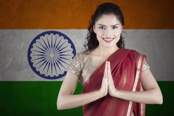 Kvinnan bär saree med indiska flagga bakgrund — Stockfoto