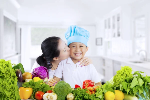 Sebze ve oğlunu mutfakta kadın ile