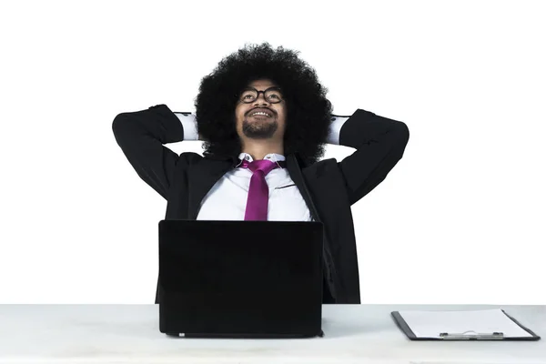 Jovem empresário africano sonhando acordado — Fotografia de Stock