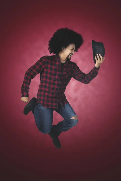 Joven barbudo saltando con sombrero — Foto de Stock