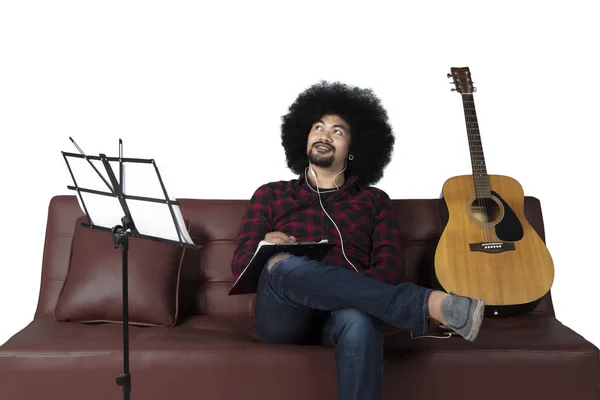 Joven componiendo canciones y escuchando música —  Fotos de Stock