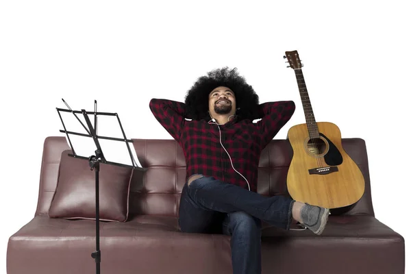 Jonge man genieten van muziek met oortelefoon — Stockfoto