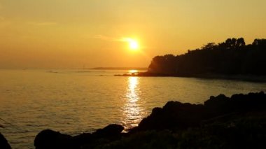 Sahilde altın güneş ışığı ile güzel gün batımı