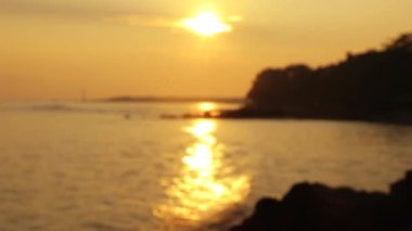 Sahilde günbatımı görünüm bulanık