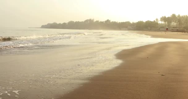 Bela paisagem matinal na praia tropical — Vídeo de Stock