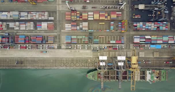 Lastfartyg och behållare i Industrihamnen — Stockvideo