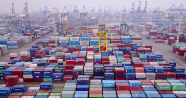 Bağlantı noktasında puslu sabah terminal konteynerler