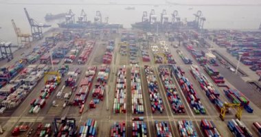 Konteyner terminal ile kargo gemisi limanda