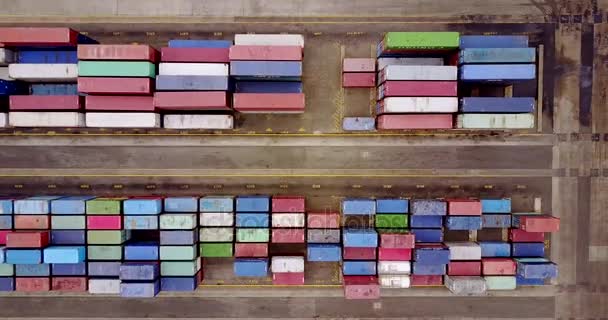 Containers met een vrachtwagen en kraan in industriële haven — Stockvideo