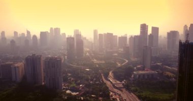 Otoyol kavşağı ve gökdelenler alacakaranlıkta