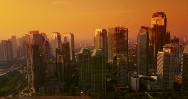 Jakarta stad met wolkenkrabbers in de schemering — Stockvideo