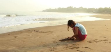 Küçük kız oyun kum sahilinde