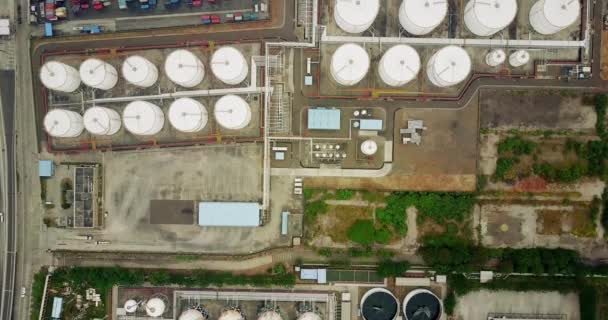 Olejové nádrže a kontejnery v přístavu — Stock video