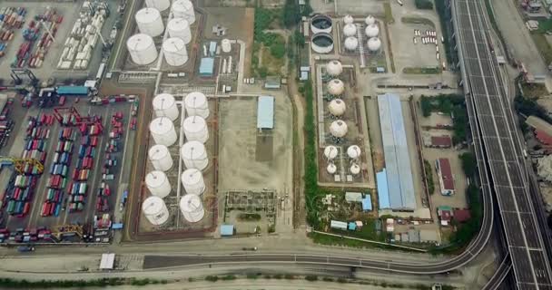 Estrada com tanques de petróleo e contentores no porto — Vídeo de Stock