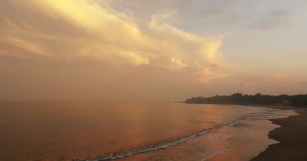 在日落的时候在海滩上游戏天空中时光倒流 — 图库视频影像