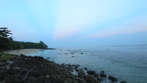 Восход солнца на пляже с голубым небом — стоковое видео