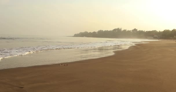 Транквільський пляж з хвилею на заході сонця — стокове відео
