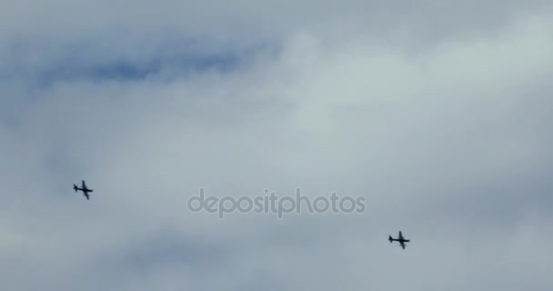 两个特技飞行的飞机，飞上天空 — 图库视频影像