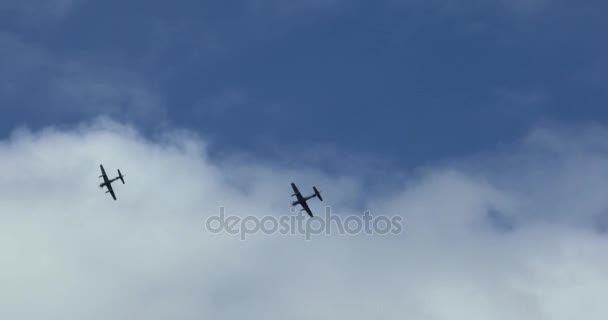 两个空军飞机飞上蓝天 — 图库视频影像